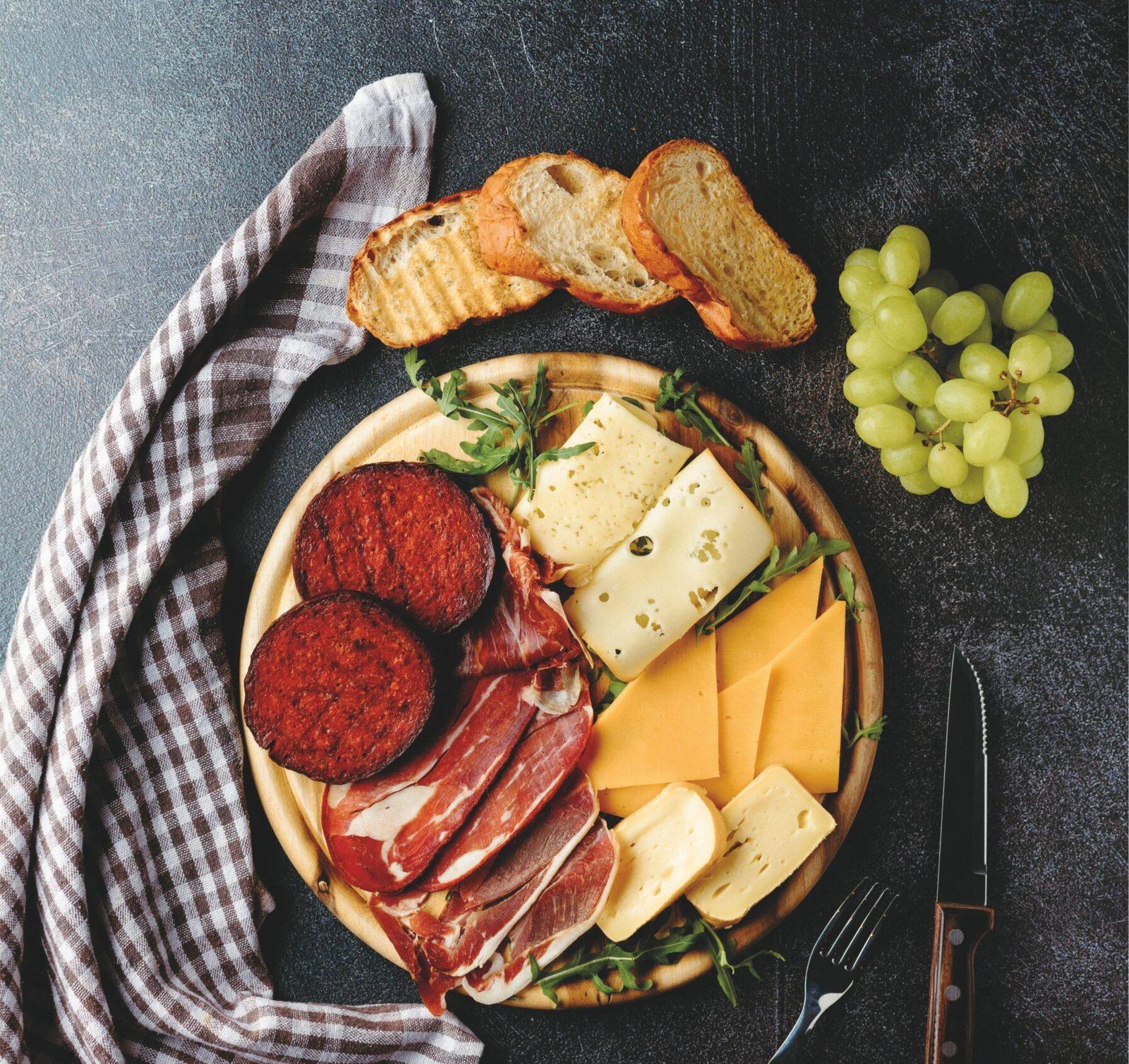 Platte mit Sucuk, Pastirma, Beef, Bacon und Käse aus unserer eigenen Metzgerei